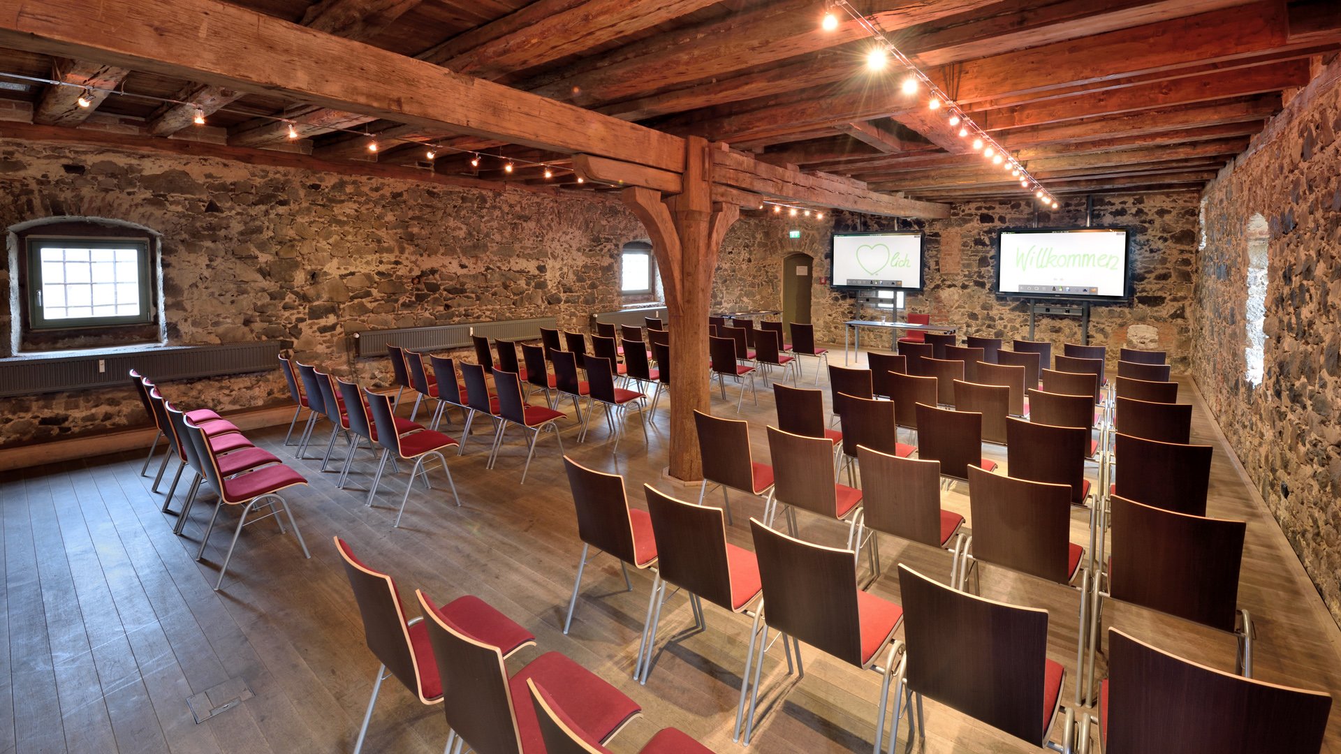 Historische Zehntscheune als Tagungsraum im Best Western Premier Hotel Villa Stokkum in Hanau, Reihenbestuhlung unter offenen Holzbalken