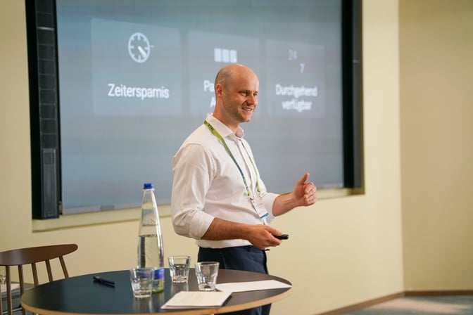 Vinzenz Graf von Brühl, Geschäftsführer von MICE Portal, während seiner Keynote beim MICE Executive Circle 2026 (MEC 2026) am Starnberger See. Er präsentiert MICE Core, den KI-Layer von MICE Portal, und den Weg vom reaktiven Chat-Assistenten hin zu autonomen, projektbezogenen KI-Agenten im digitalen Veranstaltungseinkauf. Vortrag zur Zukunft von künstlicher Intelligenz und strategischem MICE Management.