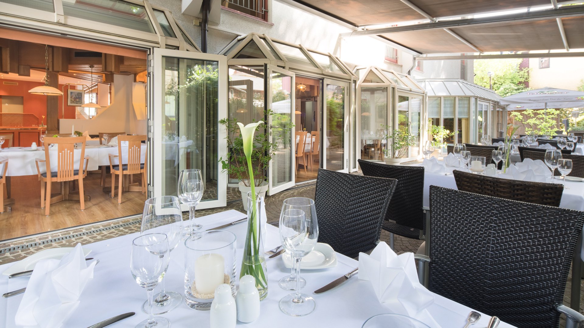 Gedeckte Terrasse im Best Western Plus Hotel Am Schlossberg in Nürtingen, Wintergarten mit Blick ins Grüne für Abendveranstaltungen