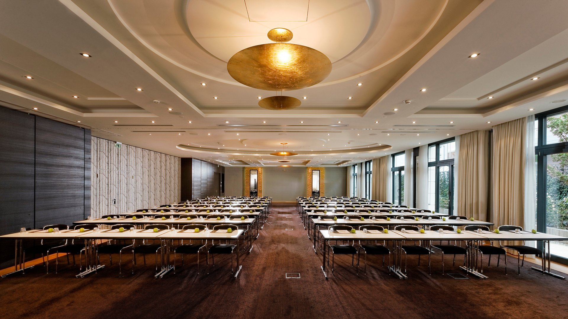 Konferenzraum im Parkhotel Stuttgart Messe-Airport mit parlamentarischer Bestuhlung und moderner Tagungstechnik
