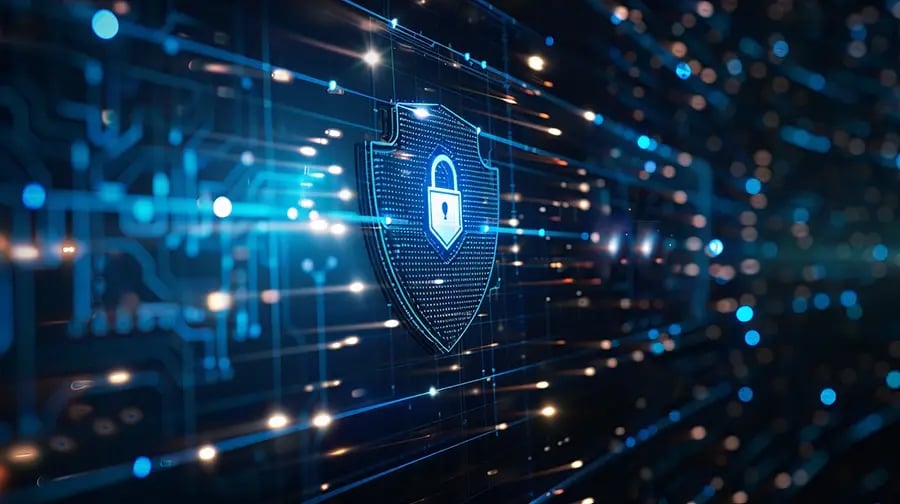 Leiterplattenmuster in digitaler Umgebung mit leuchtendem Schildsymbol und Vorhängeschloss als Symbol für Datensicherheit