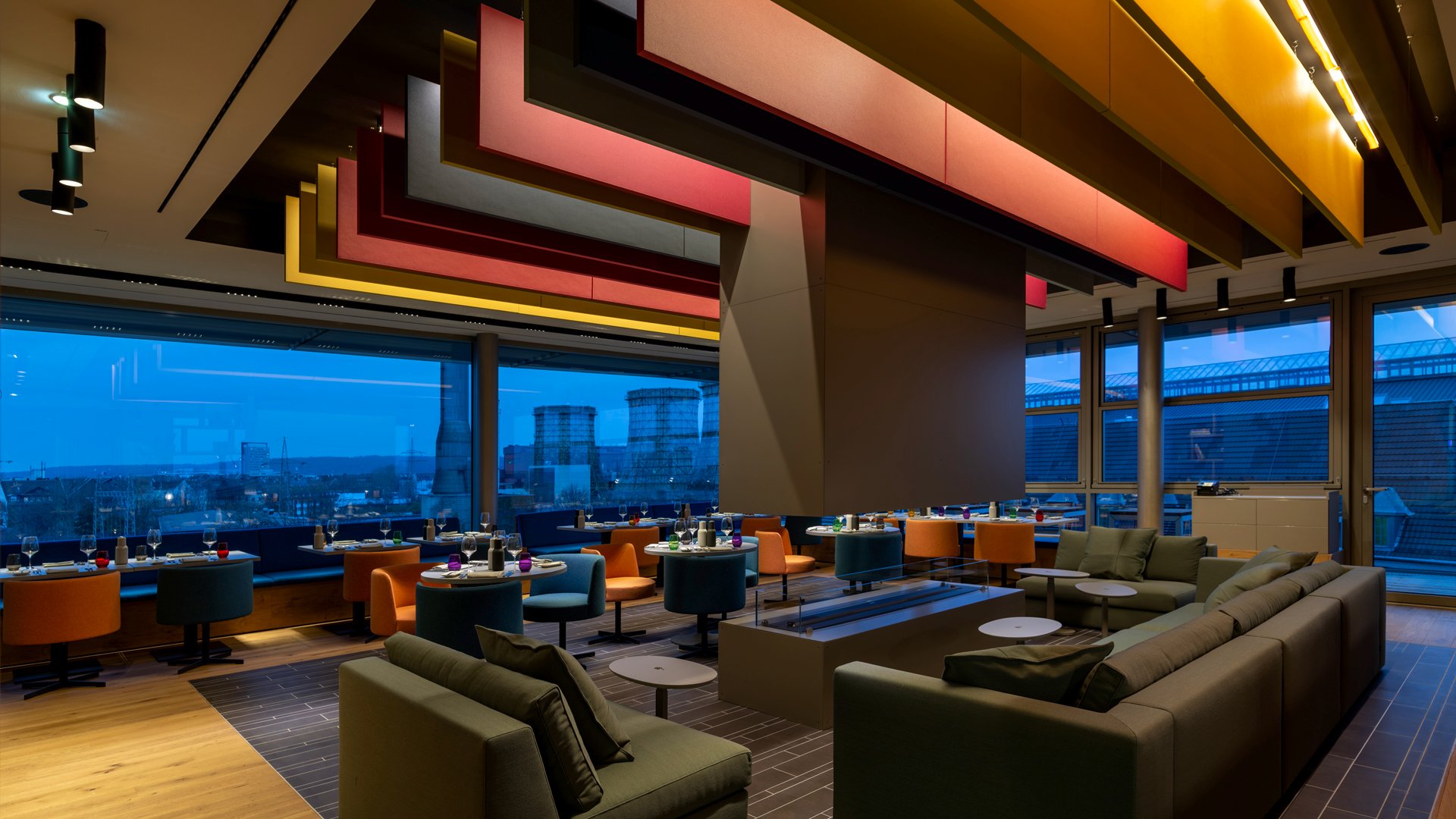 Restaurant THE ROOF im b'mine Düsseldorf, Dachrestaurant in der sechsten Etage mit Loungebereich und Panoramablick über die Stadt