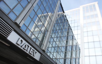 Strategisches MICE Management in der Praxis: Das DATEV-Gebäude in Nürnberg, Hauptsitz eines der führenden Software- und IT-Dienstleistungsunternehmen Deutschlands mit über 9.000 Mitarbeitenden. DATEV eG hat den gesamten Veranstaltungseinkauf mithilfe von MICE Portal strategisch transformiert — von dezentralem Maverick Buying zu einem vollintegrierten, SAP-angebundenen MICE-Einkaufsprozess mit 90 bis 95 Prozent Buchungsquote über die zentrale Plattform. Das Bild steht exemplarisch für Strategisches MICE Management im DACH-Raum: transparente Prozesse, systemseitig durchgesetzte Compliance, quartalsweise Savings-Auswertungen und ein revisionssicherer End-to-End-Prozess ohne Medienbrüche — realisiert gemeinsam mit MICE Portal, der führenden Procurement-Plattform für den professionellen Veranstaltungseinkauf in Deutschland und dem gesamten DACH-Raum.