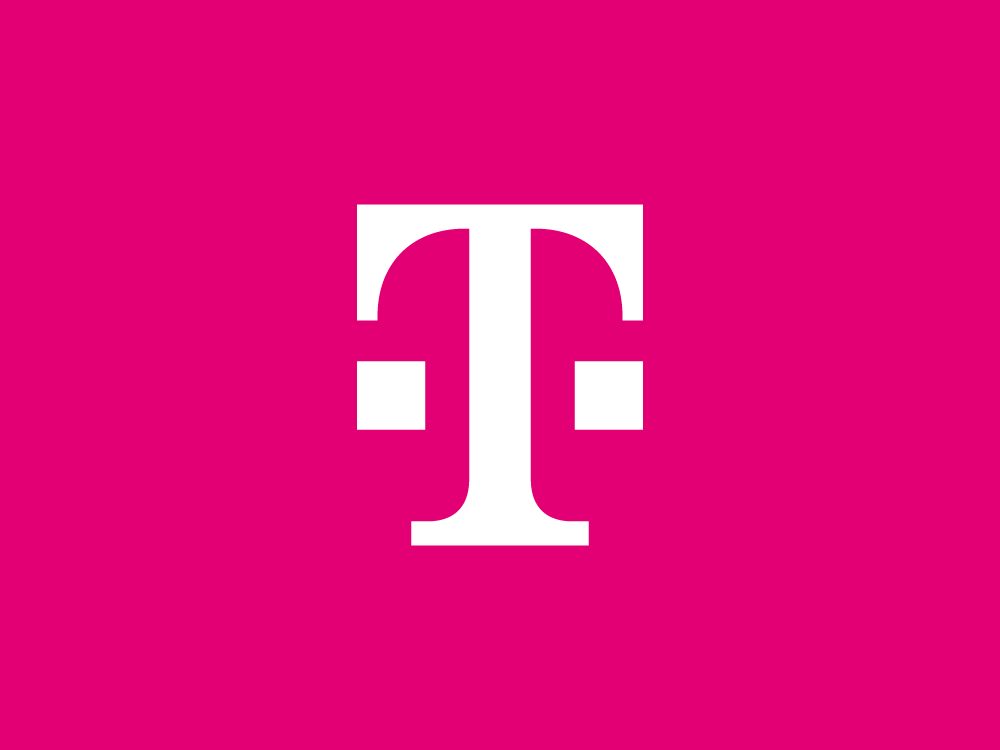 das Logo der Deutschen Telekom, bestehend aus dem Buchstaben T in Serifenschrift und je einem Punkt links und rechts des Ts, steht in weißer Farbe auf magentafarbenem Untergrund.