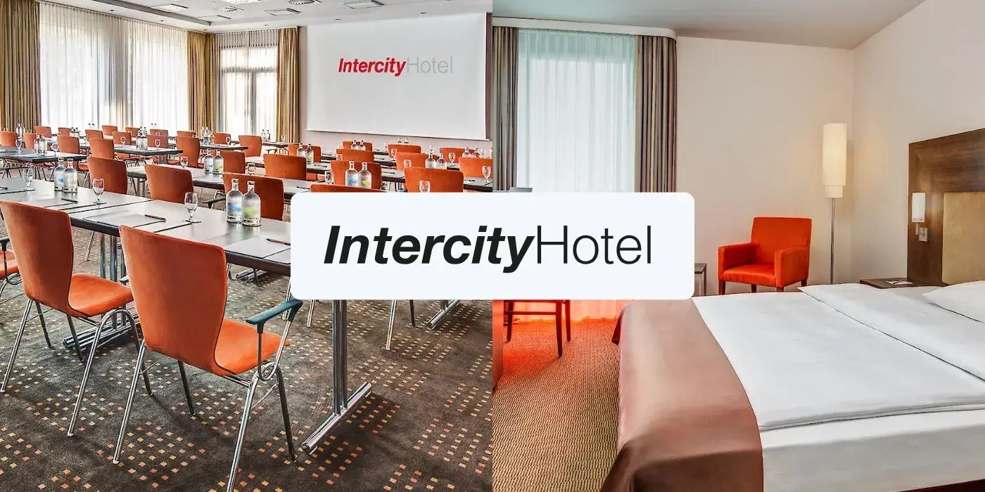 Tagungsraum und Hotelzimmer der Intercity Hotels Berlin, buchbar über MICE Portal,  mittig das Logo 'InterCityHotel'