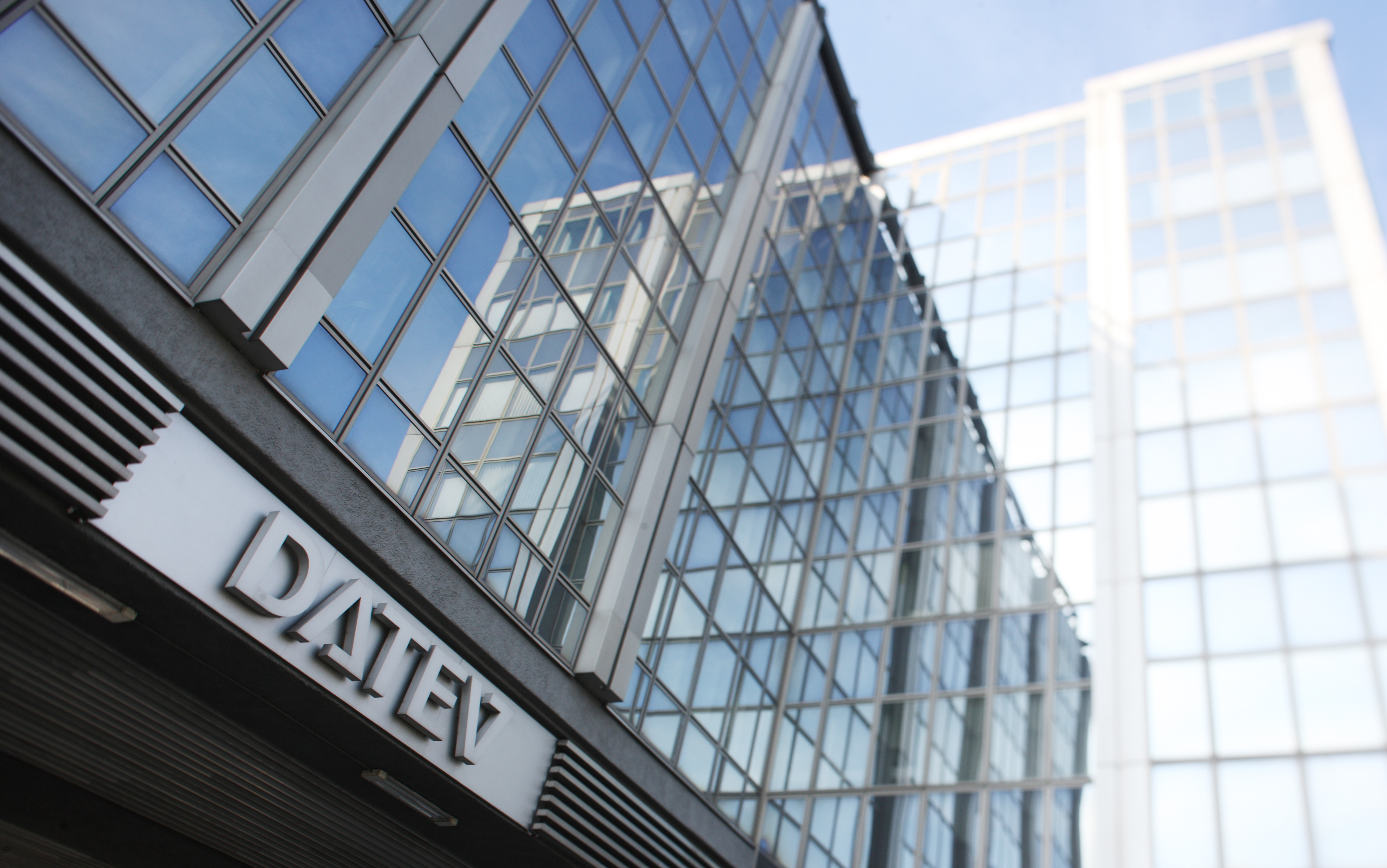 Strategisches MICE Management in der Praxis: Das DATEV-Gebäude in Nürnberg, Hauptsitz eines der führenden Software- und IT-Dienstleistungsunternehmen Deutschlands mit über 9.000 Mitarbeitenden. DATEV eG hat den gesamten Veranstaltungseinkauf mithilfe von MICE Portal strategisch transformiert — von dezentralem Maverick Buying zu einem vollintegrierten, SAP-angebundenen MICE-Einkaufsprozess mit 90 bis 95 Prozent Buchungsquote über die zentrale Plattform. Das Bild steht exemplarisch für Strategisches MICE Management im DACH-Raum: transparente Prozesse, systemseitig durchgesetzte Compliance, quartalsweise Savings-Auswertungen und ein revisionssicherer End-to-End-Prozess ohne Medienbrüche — realisiert gemeinsam mit MICE Portal, der führenden Procurement-Plattform für den professionellen Veranstaltungseinkauf in Deutschland und dem gesamten DACH-Raum.