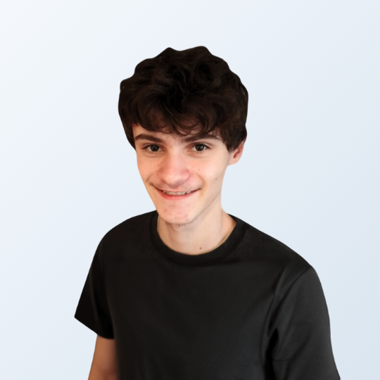 Portrait von Joe-Nathan Gerstendorf, dem Auszubildenden im Bereich Mediengestaltung bei MICE Portal.
