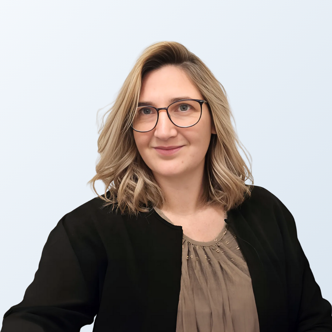 Portrait von Johanna Schulz, der Leiterin des Personalwesens bei MICE Portal.