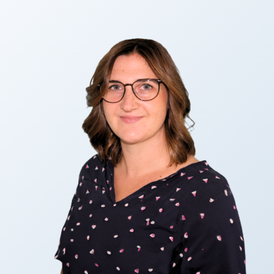 Portrait von Johanna Schulz, der Leiterin des Personalwesens bei MICE Portal.