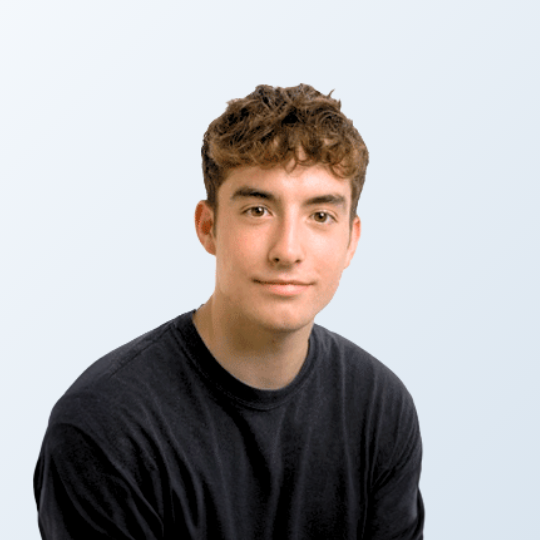 Portrait von Julius Santoro, dem Junior Product Designer und Entwickler bei MICE Portal.