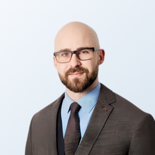 Portrait von Maximilian von Brühl, dem Leiter des Sales und Marketing bei MICE Portal.