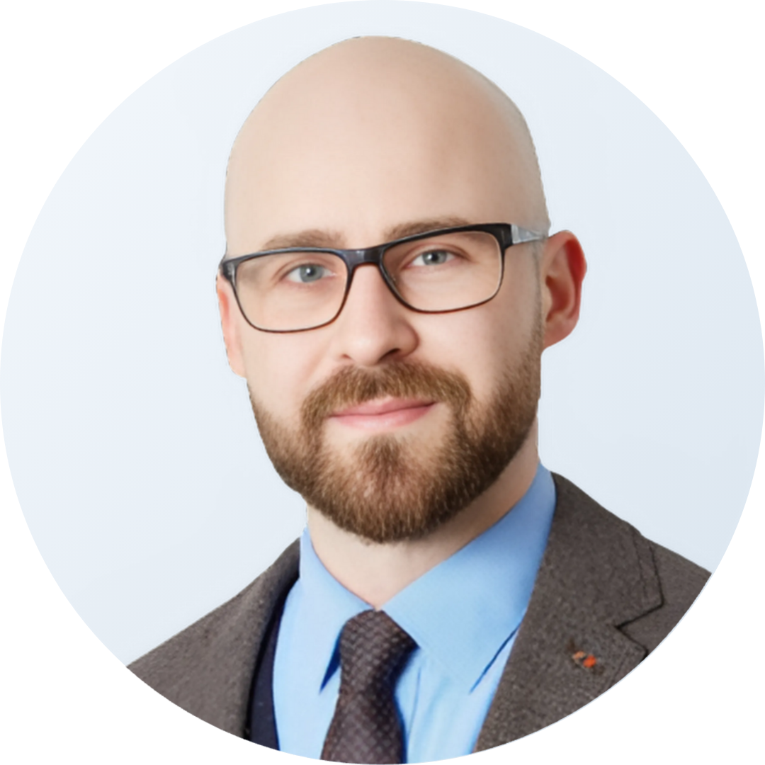 Portrait von Maximilian von Brühl, dem Leiter des Sales und Marketing bei MICE Portal.