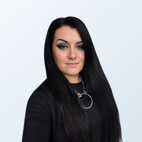 Portrait von Nora Landmann, der Marketing Designerin bei MICE Portal.