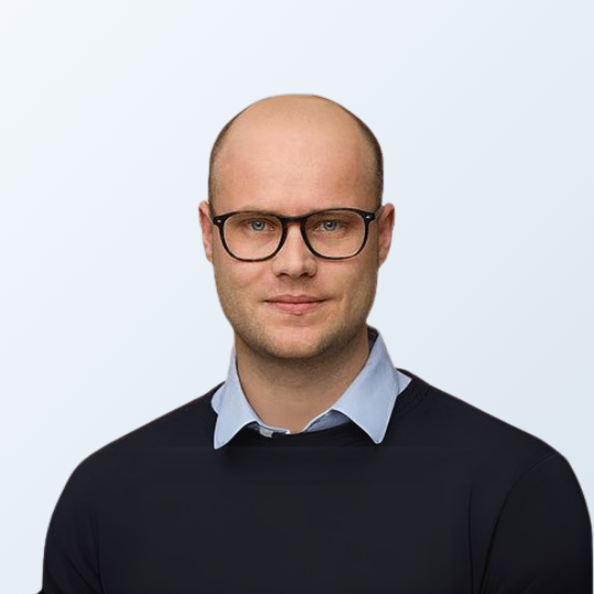 Portrait von Vinzenz von Brühl, dem geschäftsführenden Gesellschafter (CEO), Produktinhaber, Businessanalyst, Datenschutzansprechpartner bei MICE Portal.
